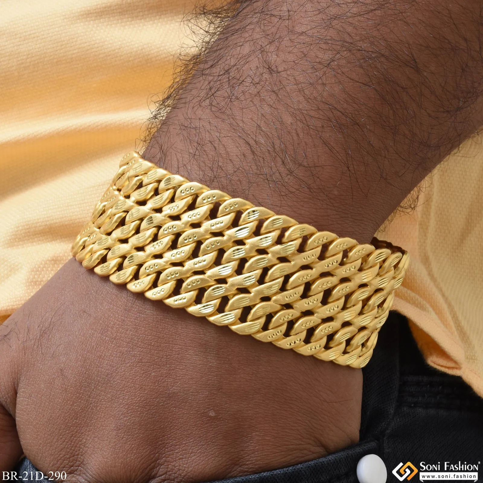 Best Quality Durable Design Gold Plated Pokal Bracelet for Men - Style D290