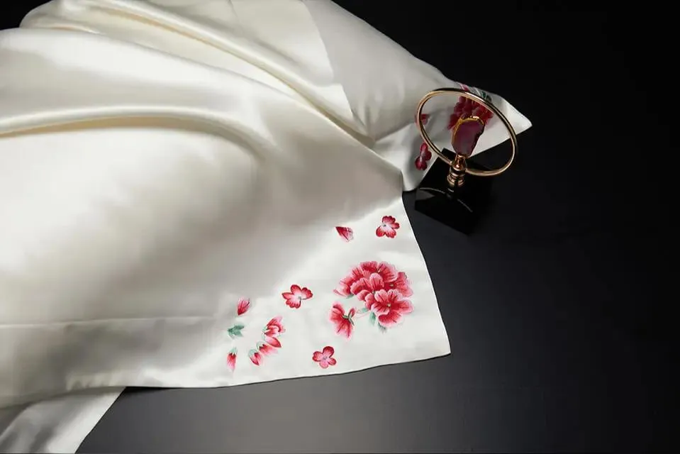 White Blossom Elegance: Pure Mulberry Silk Pillowcase with Red Floral Embroidery